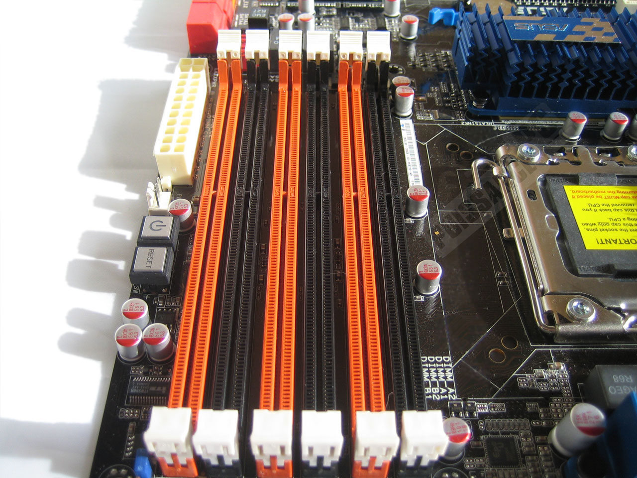 Comparatif cartes mères X58 photo Asus P6T Slots DDR3