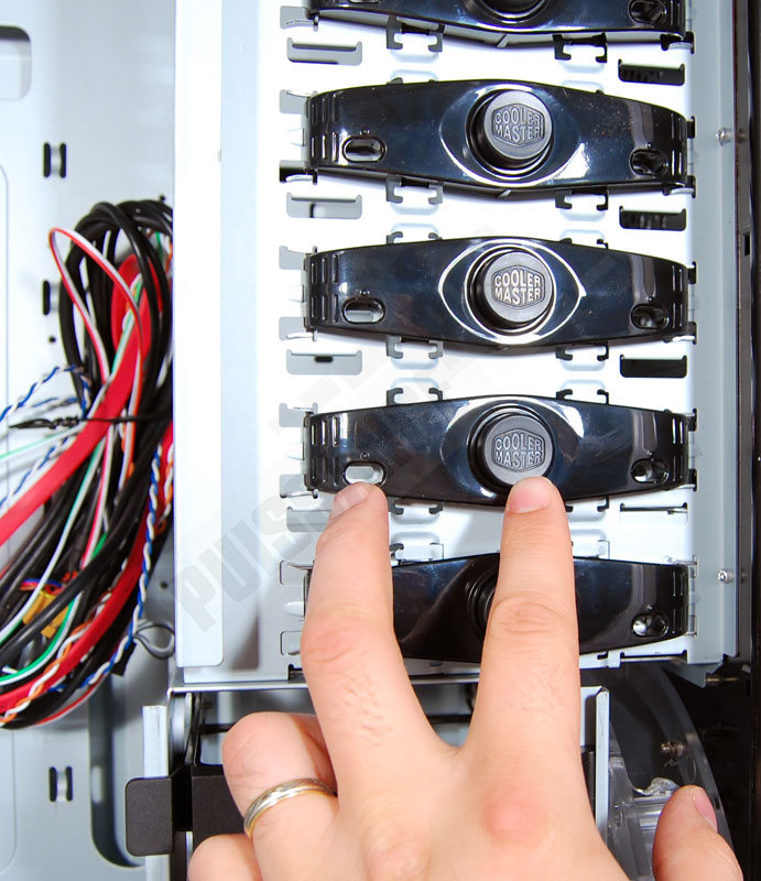 Cooler Master HAF 932 fixations lecteurs