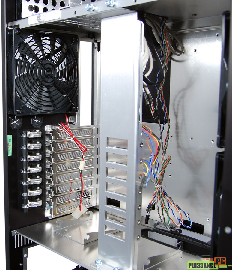 Lian Li PC-X1000 intérieur arrière