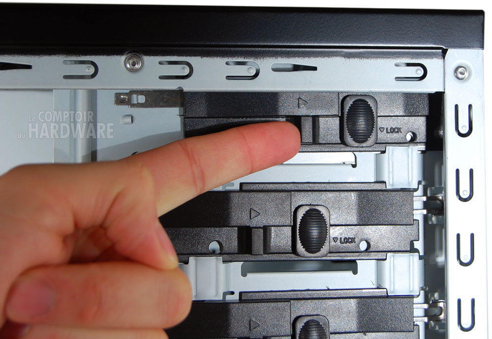 Cooler Master Sileo 500 montage lecteurs