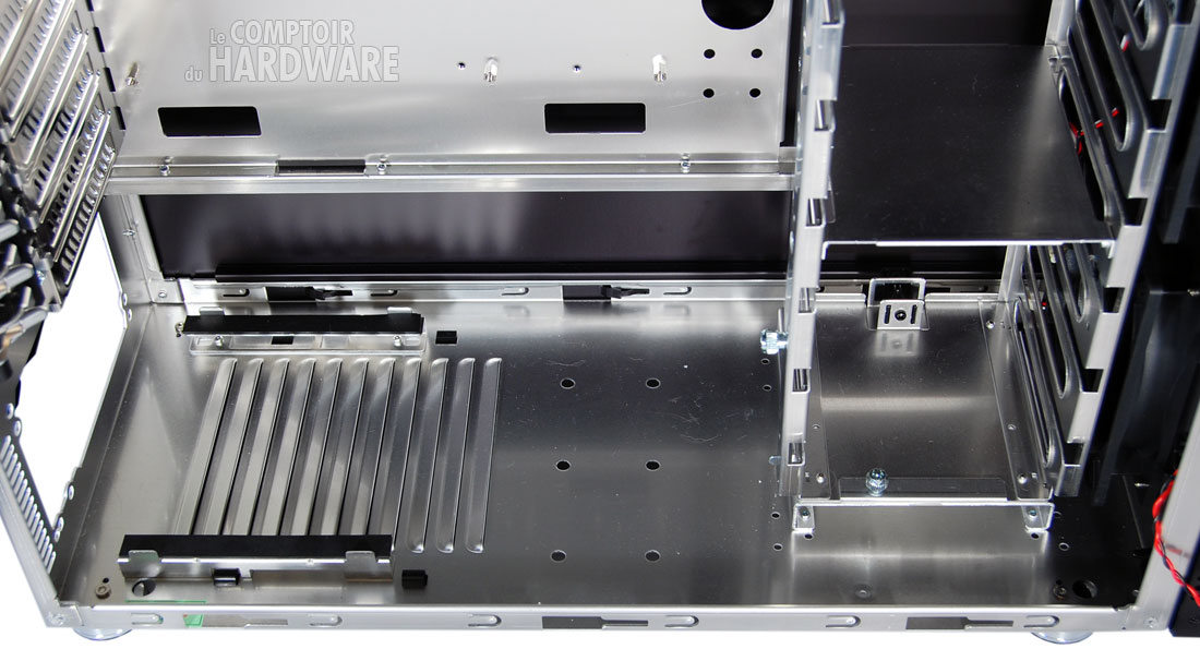 Lian Li PC-B25F intérieur bas