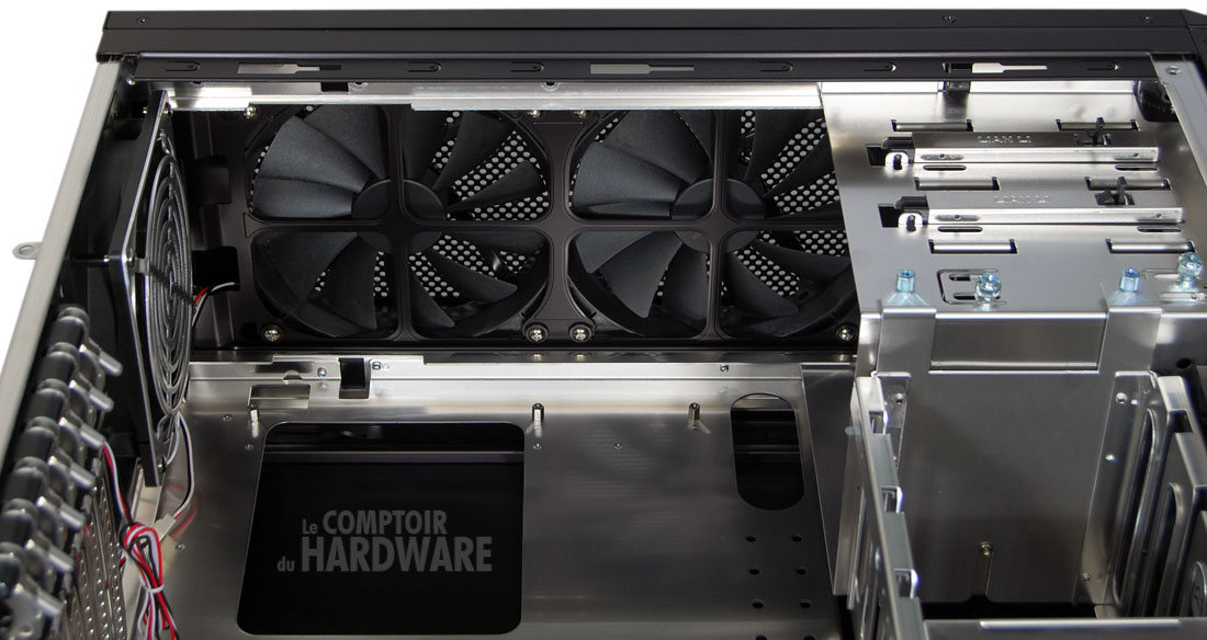 Lian Li PC-B25F intérieur haut