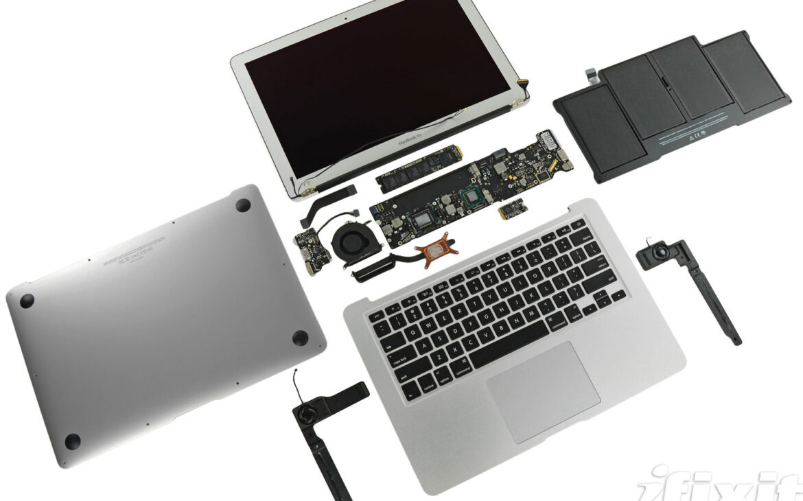 Le Macbook Air 2011 en pièces (ou presque)
