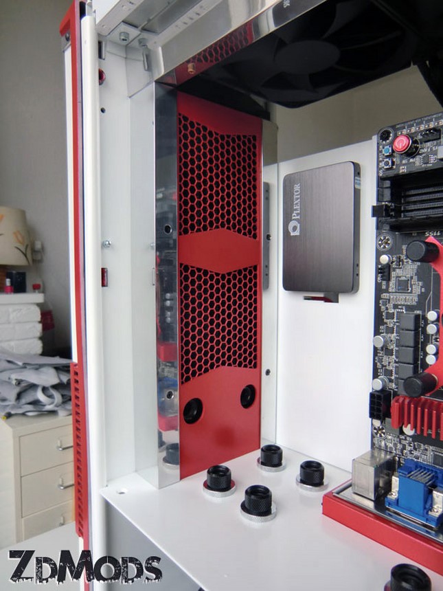 Modding : Meelobee - Projet 180 : Détail sur la grille du radiateur watercooling et son intégration poussée dans la façade.