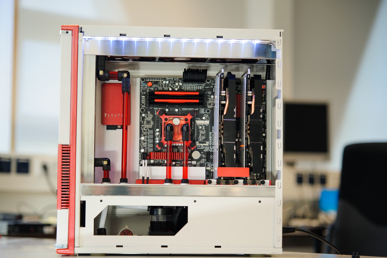 Modding : Meelobee - Project 180 : Détail sur la grille du radiateur watercooling et son intégration poussée dans la façade.