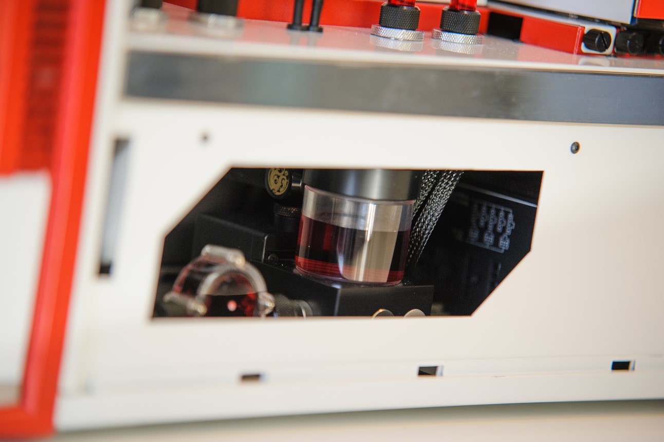 Modding : Meelobee - Project 180 : Lagencement revu du boitier a nécessité de profondes transformations.