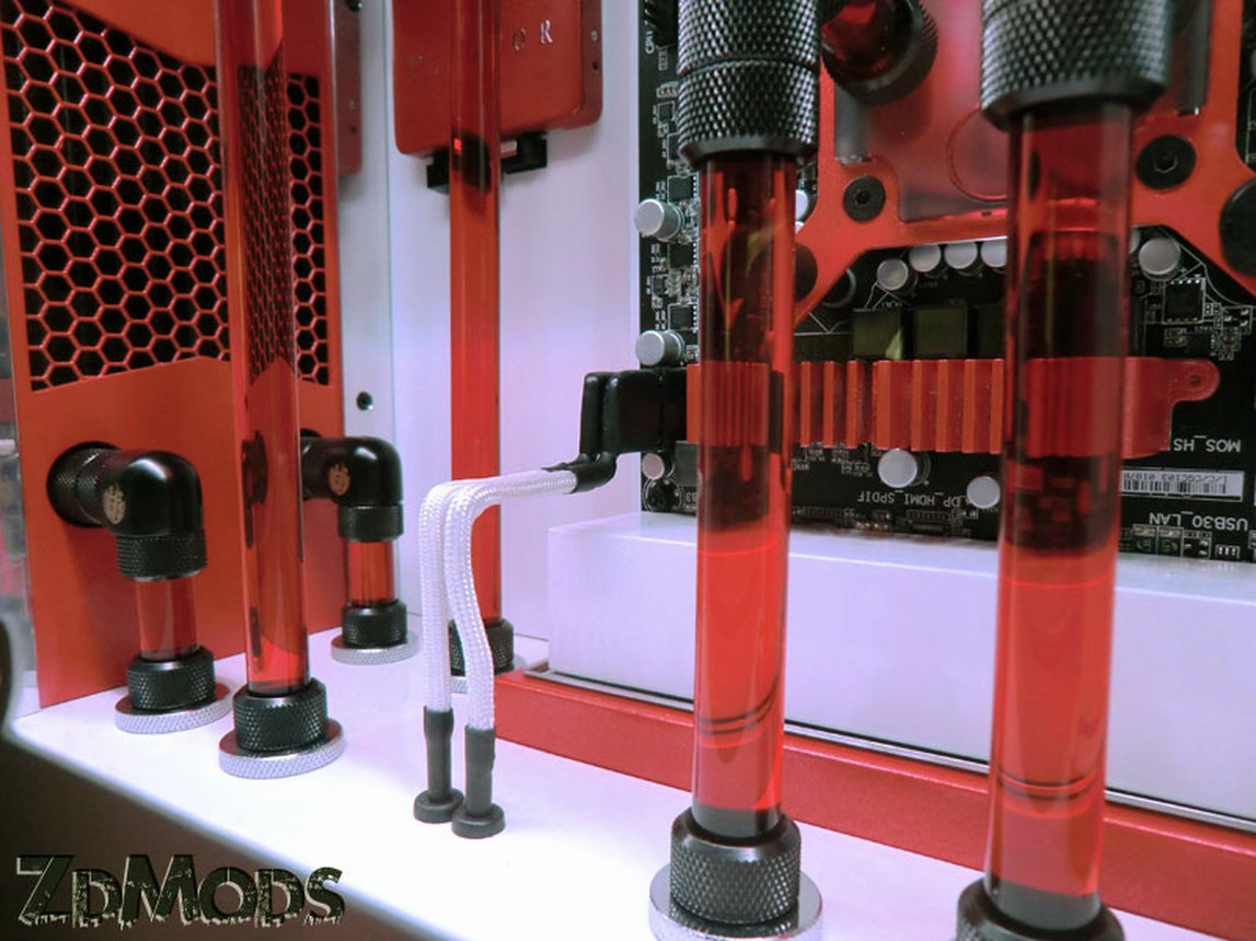 Modding : Meelobee - Project 180 : Les câbles dalimentation rigides sont à la mode, et le résultat est vraiment sympa.