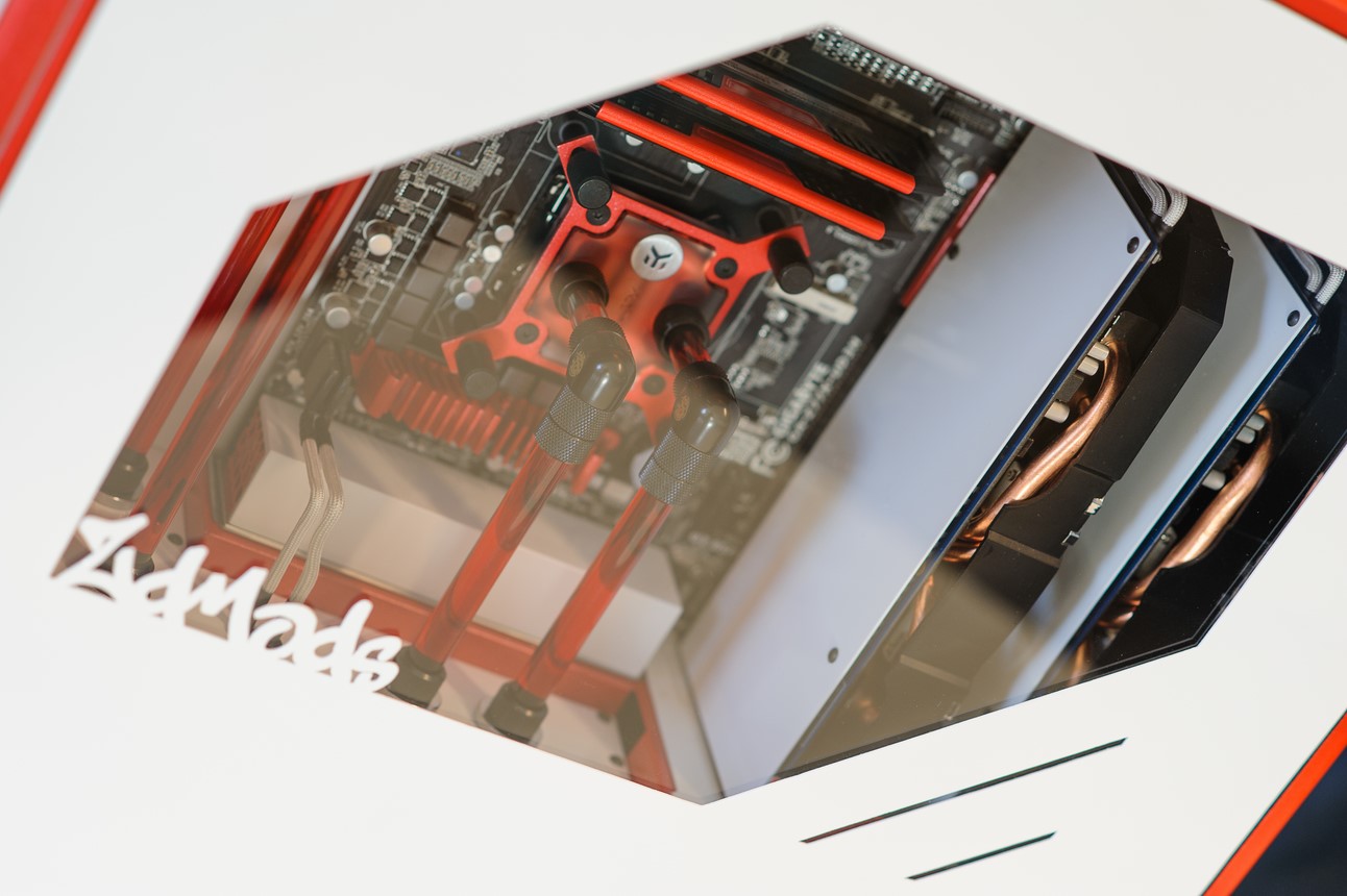 Modding : Meelobee - Project 180 : Une petite gravure sur la porte en guise de signature de lartiste.