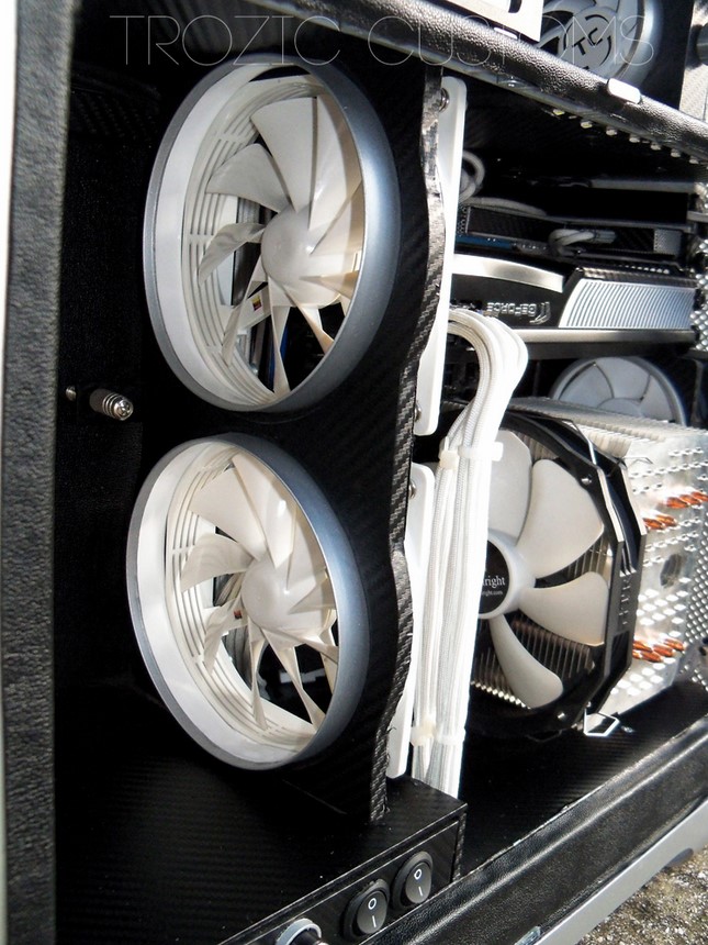 Modding : Mirza Trozic - Power Mac G5 : Thibaut aussi adore le cuir et les gaines.