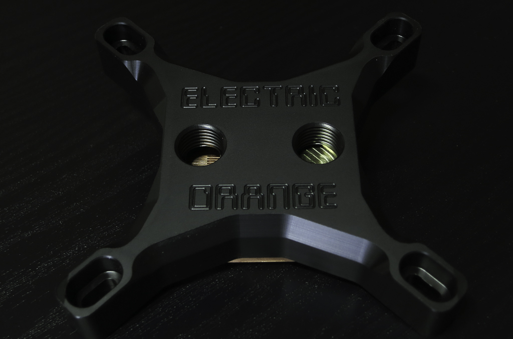 Modding : Mark Fryer - Electric Orange : Un waterblock personnalisé, ça cest drôlement classe.