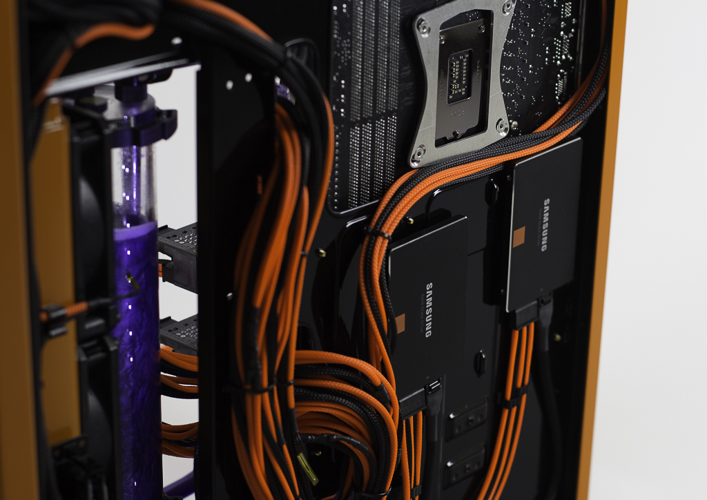 Modding : Mark Fryer - Electric Orange : Un waterblock personnalisé, ça cest drôlement classe.