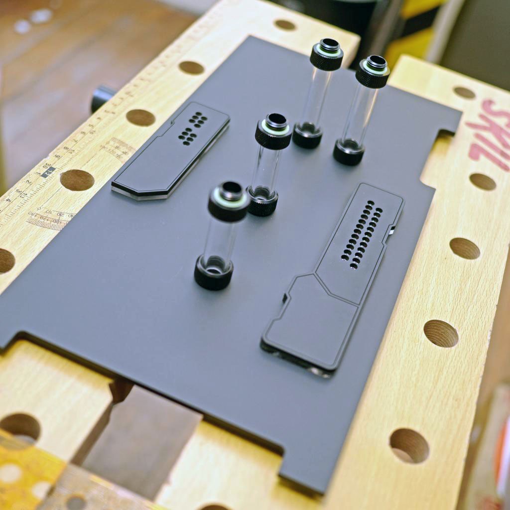 Modding : Tantric - Cosmos SE : Le H80 modifié et la plaque dinterconnection du watercooling.