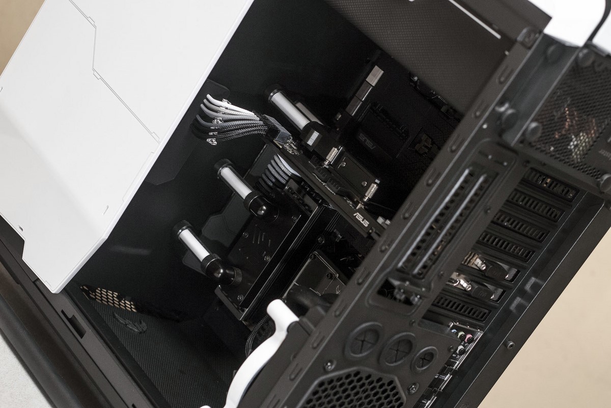 Modding : Tantric - Cosmos SE : Le bloc du H80 reçoit une petite plaque personnalisée.