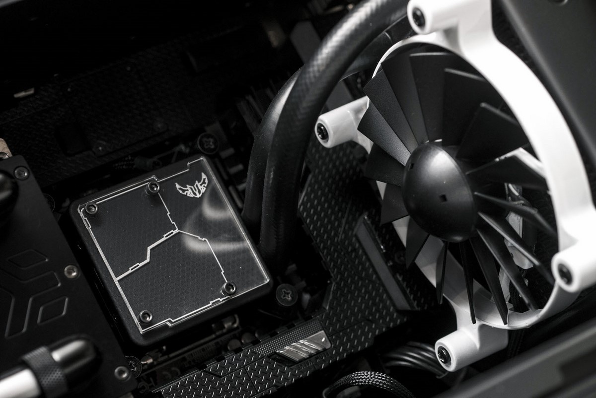 Modding : Tantric - Cosmos SE : Le bloc du H80 reçoit une petite plaque personnalisée.