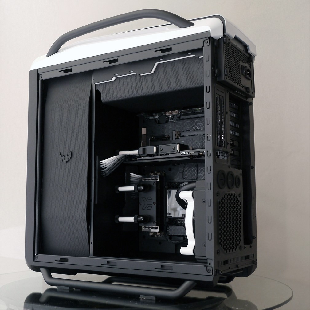 Modding : Tantric - Cosmos SE : Le watercooling est parfaitement intégré.