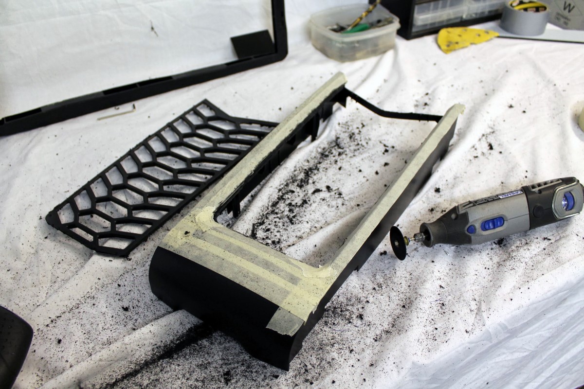 Modding : Mike Petereyns - Red Bull X1 Prototype : Ce soir chez Mike, cest soirée découpe, tubtubilubilu.