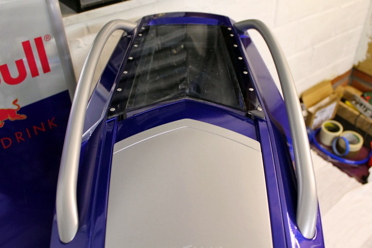 Modding : Mike Petereyns - Red Bull X1 Prototype : Le réservoir watercooling est visible sur le dessus du boitier. Deux ou trois Nemo en plus et ca fait aquarium.