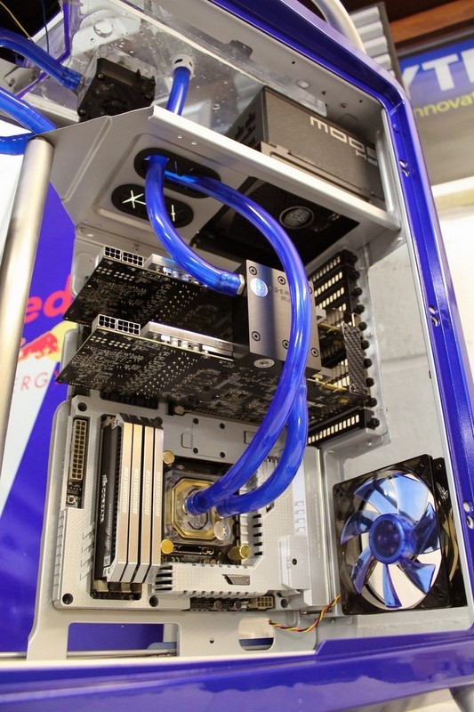 Modding : Mike Petereyns - Red Bull X1 Prototype : L'intérieur aurait mérité un peu plus d'attentions.