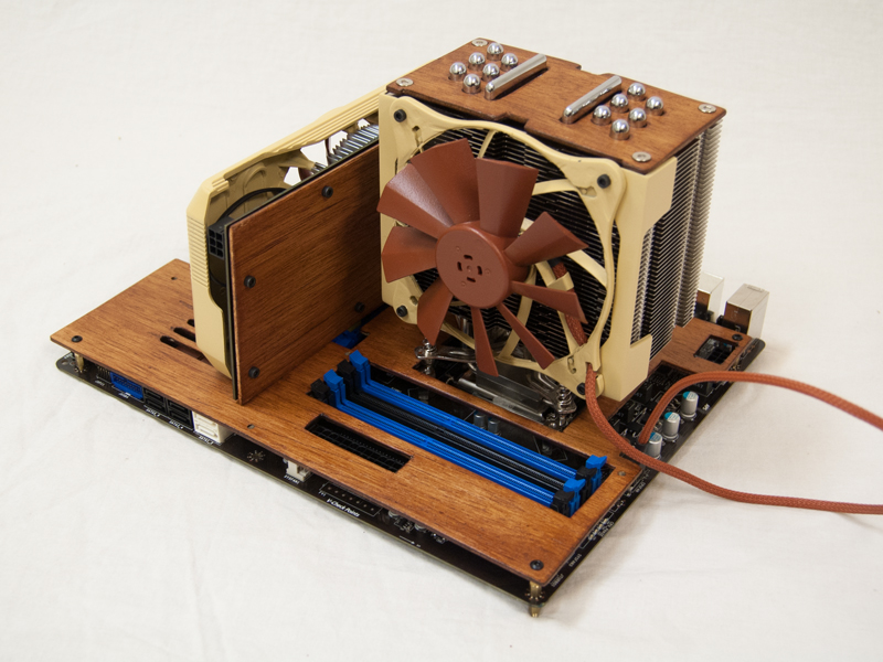 Modding : Ian Van Der Mijn - Kyubu : Le choix de la carte mère nest pas des plus judicieux avec ces ports bleus.