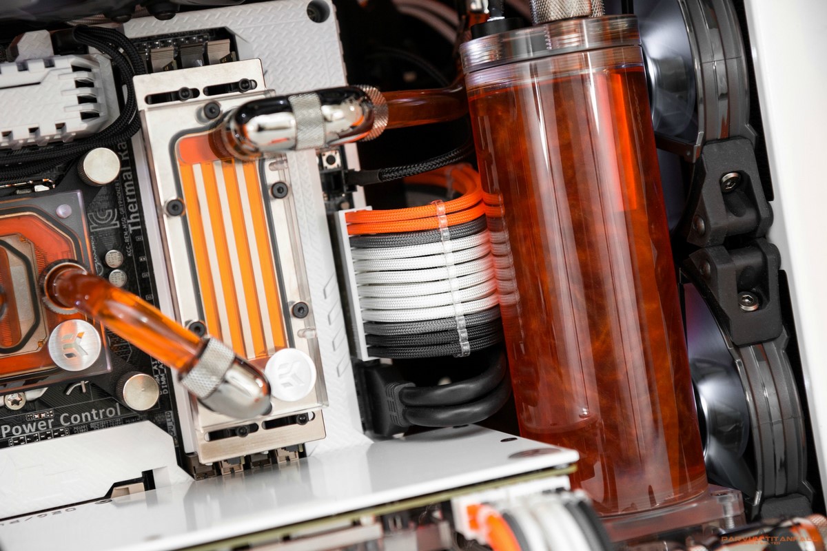 Modding : James Walter - Parvum Titanfall : Le watercooling complète à merveille ce mini-Titan.