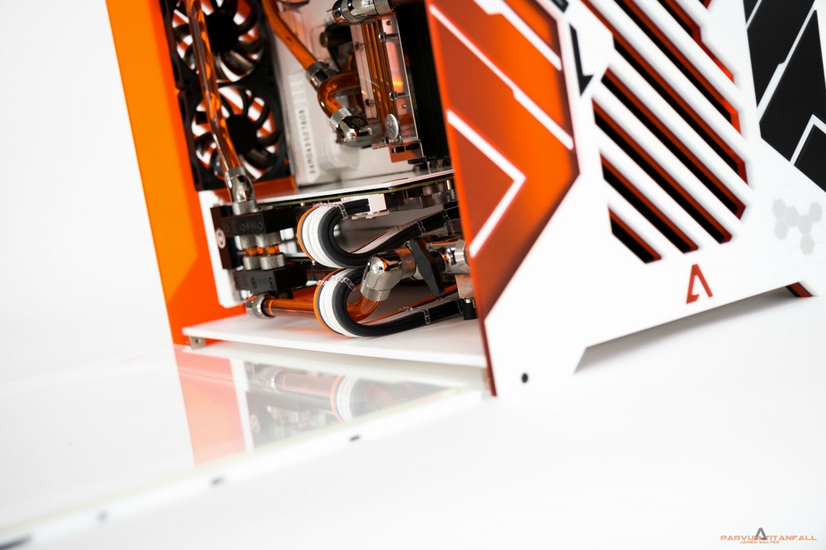 Modding : James Walter - Parvum Titanfall : Le watercooling complète à merveille ce mini-Titan.