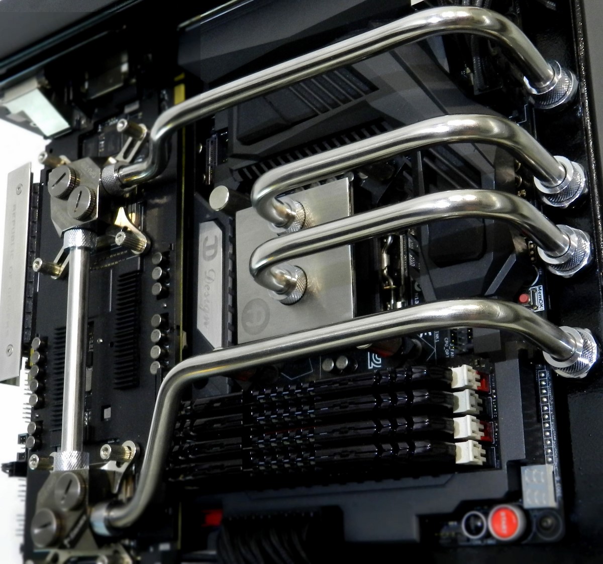 Modding : JDdesign - Stainless Tower : Les tuyaux ont été longuement polis. (Merci de ne pas sortir cette phrase de son contexte.)