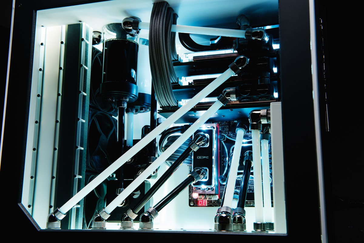 Modding : Parvum Systems - Project Magnus : Le watercooling, avec ses deux circuits et ses quatre réservoirs est un vrai casse-tête.