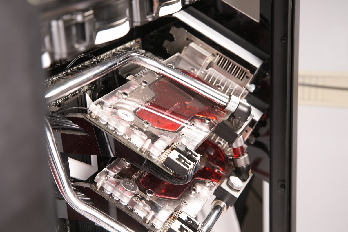 Modding : Twister7800gtx - Project Reflector 900D : Les cartes graphique sont tordues, un peu comme les membres de la rédac.