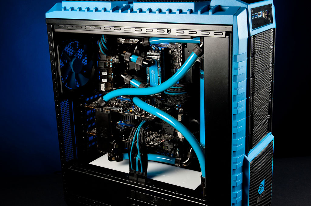 Modding : Pinwmpires - Msidia Edition : Le radiateur en façade affleure le bord du boitier. Pas despace innocupé ici.