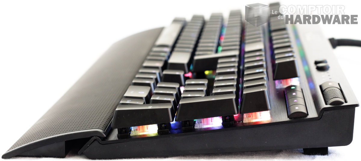 Pieds arrière relevés