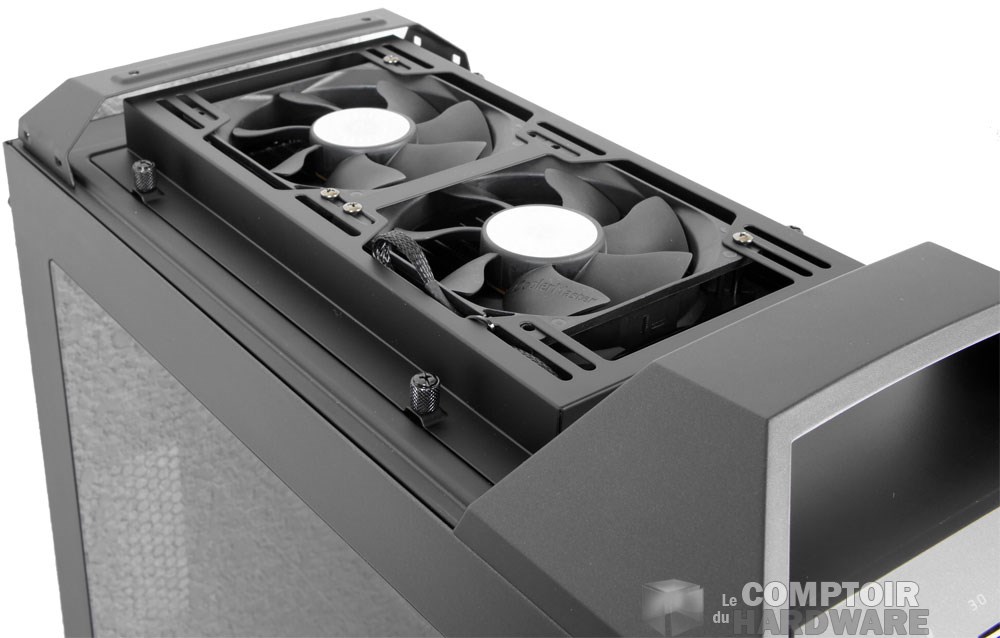 Le kit AIO dans le support de ventilation