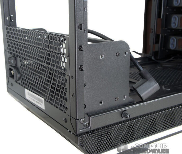 La plaque de maintien et la connectique d'alim