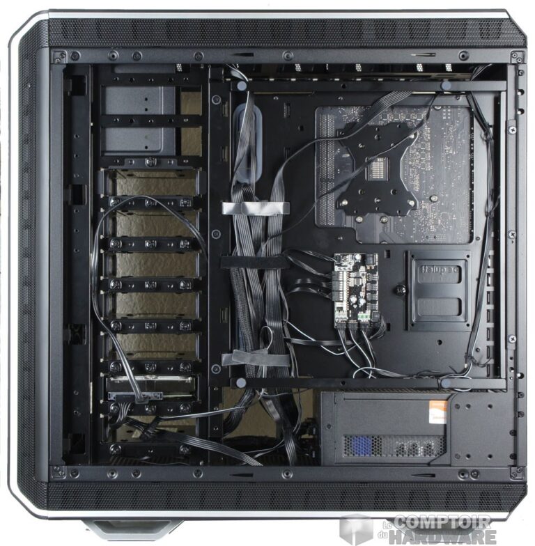 L'arrière du châssis du Dark Base 900