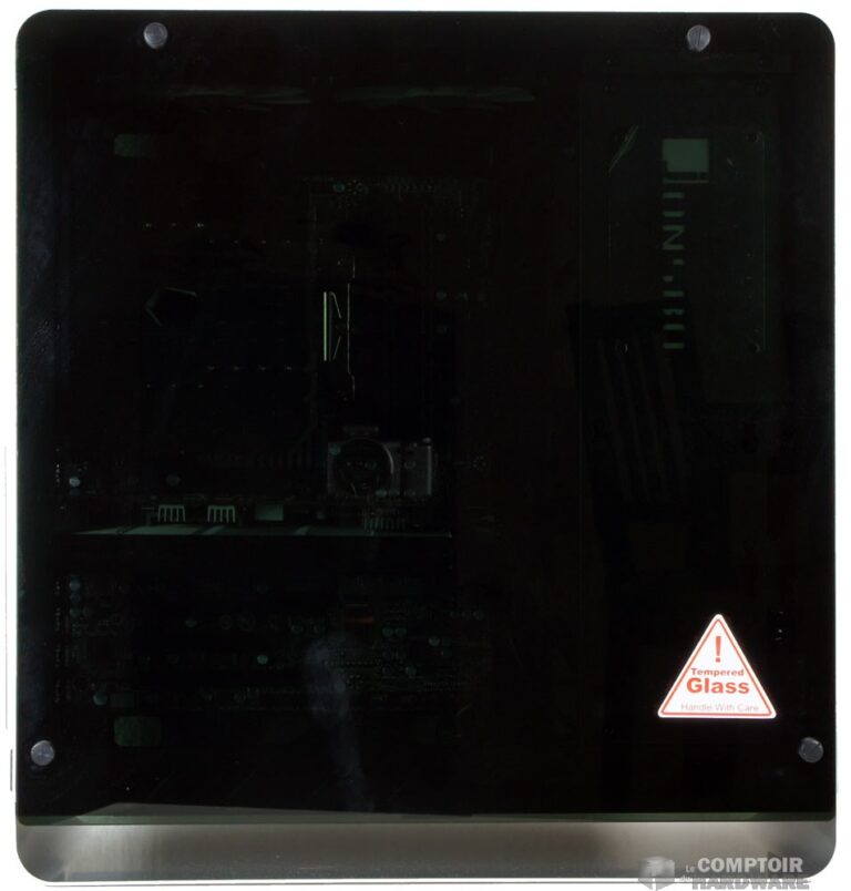 La vitre teintée de l'UMX4