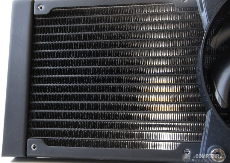 La découpe des ailettes du radiateur