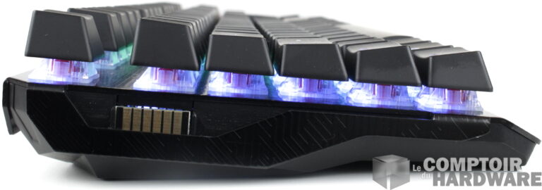 connecteur gauche, sur le clavier