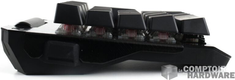 Connecteur gauche, sur le pavé numérique, avec son cache