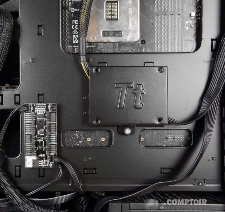 Hub de gestion des effets de couleurs et support SSD arrière