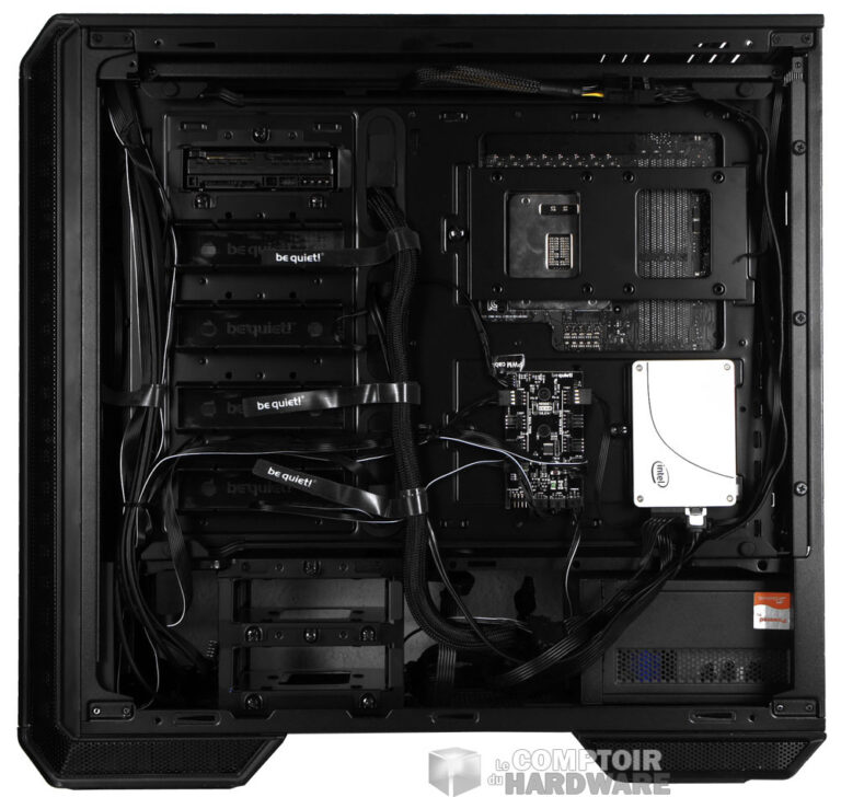 à l'arrière du plateau