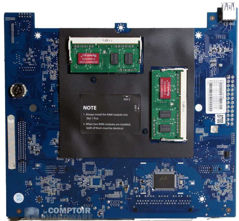 Les deux emplacements SoDIMM sous la CM