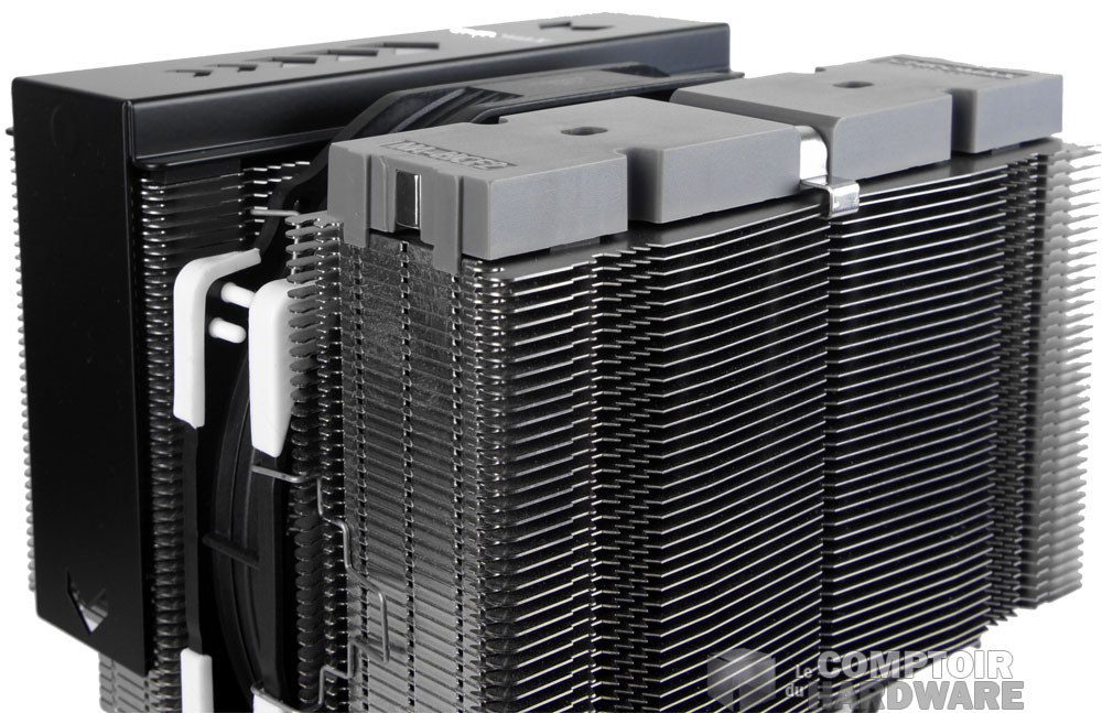 Le support en place, l'agrafe prise dans les deux 1ères ailettes.