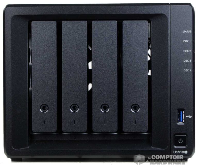 Façade du DS918+, reconnaissable au petit + à côté du 918