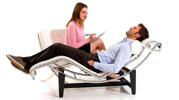 psy allongé chaise