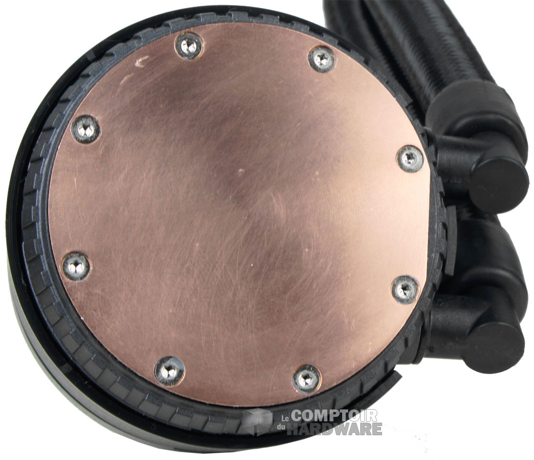 La cold plate en cuivre, comme toujours.