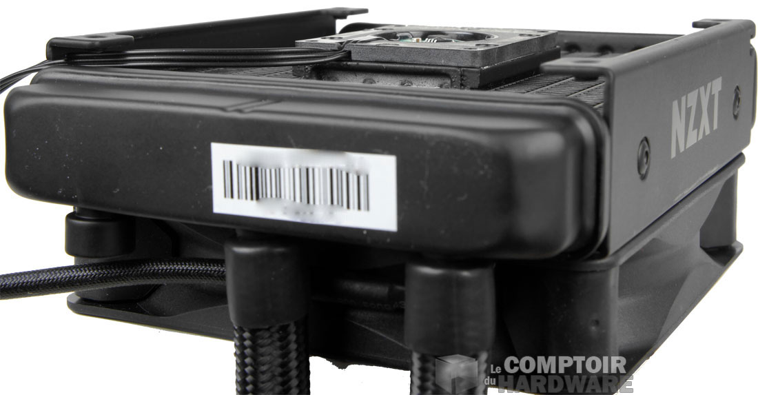 Tu la vois la pompe à travers le radiateur ?