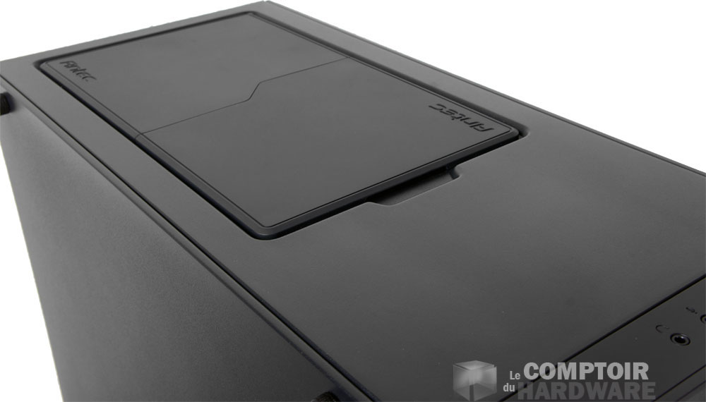 L'ouverture bouchée par les plaques de protection