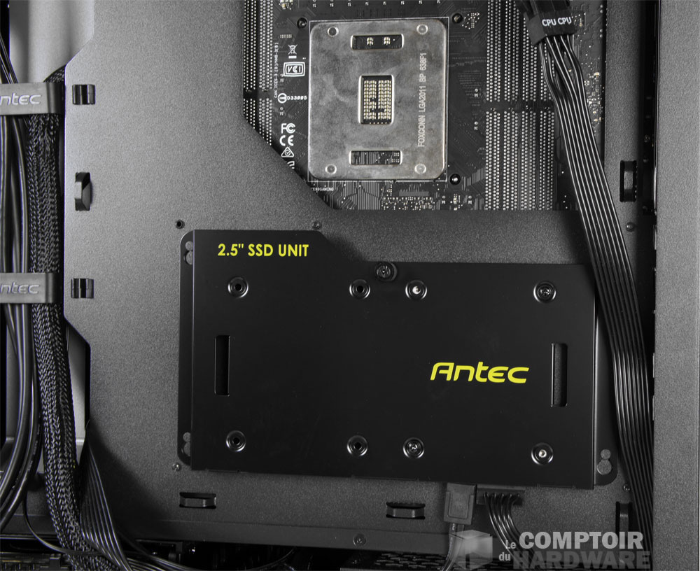 La partie stockage arrière. Notre SSD est bien présent.