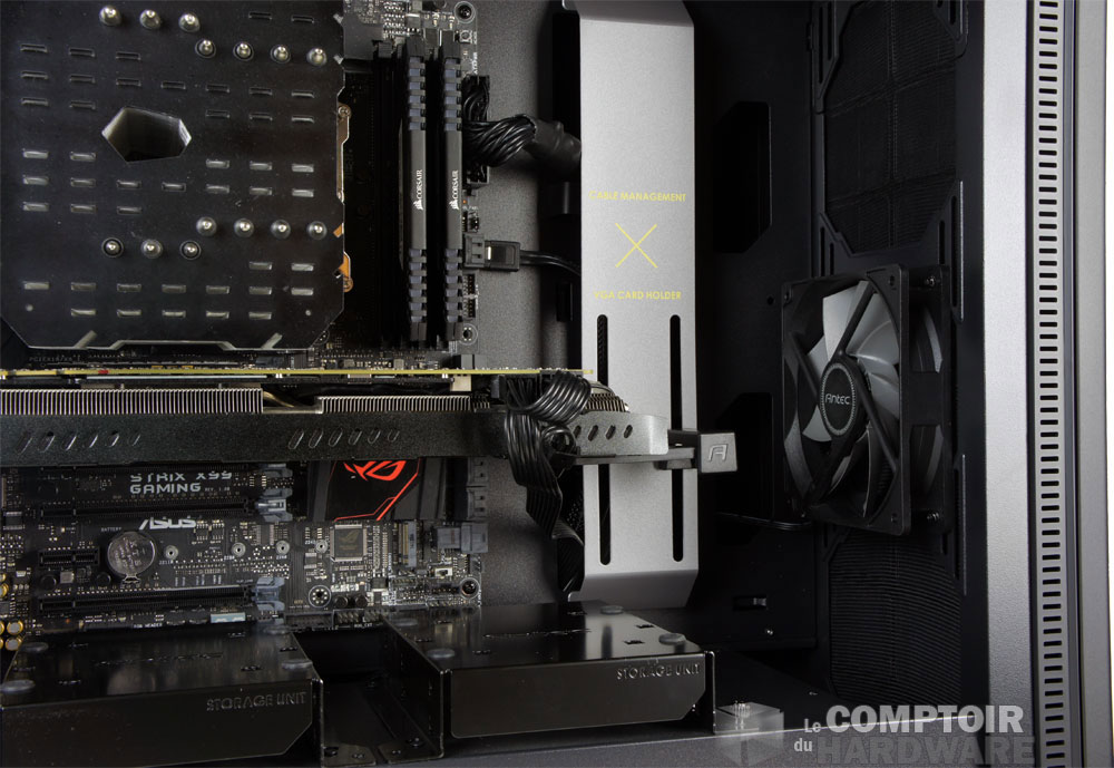 Le support VGA qui permet de cacher le bordel également