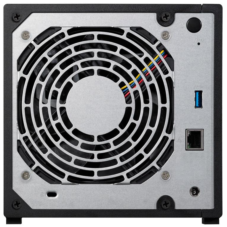 L'arrière du NAS. Quand on vous dit qu'on voit tout sous un kilt !!