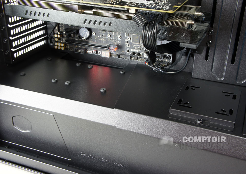 Le compartiment du fond avec support SSD et pompe (amovible celui-ci)